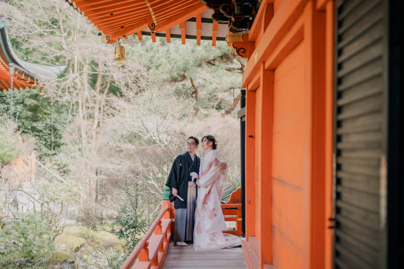 朱色の建物が見所