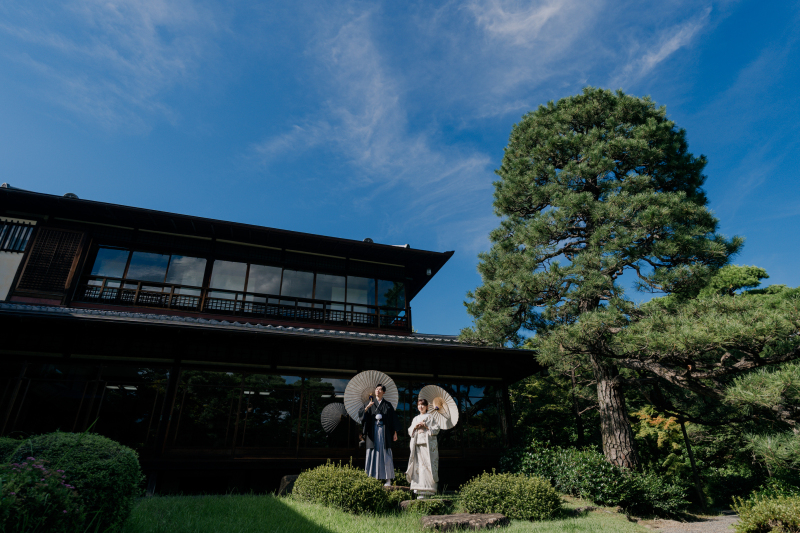 建物を背景に!
