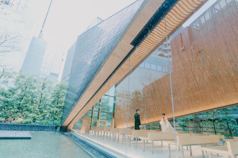 外からも撮影できるチャペルのガラス窓