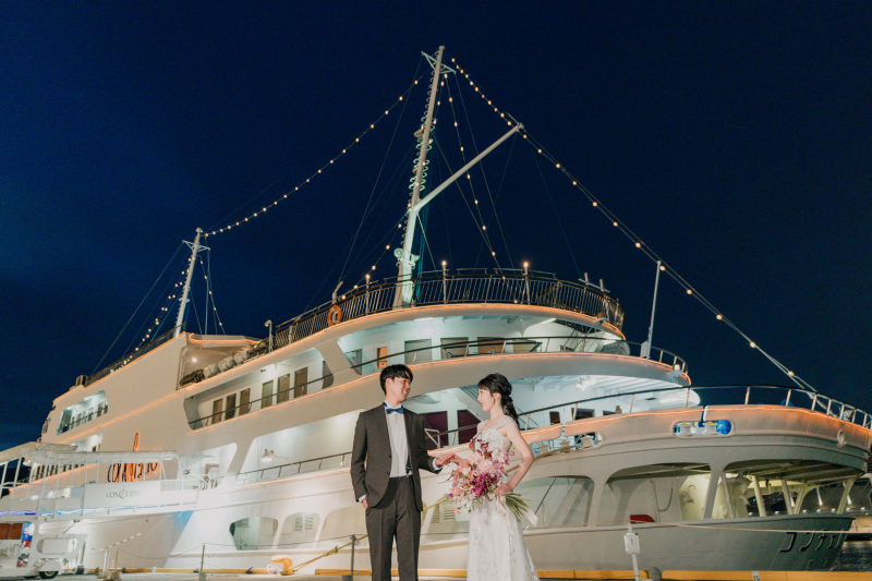 夜に輝くライトと神戸で有名な船と