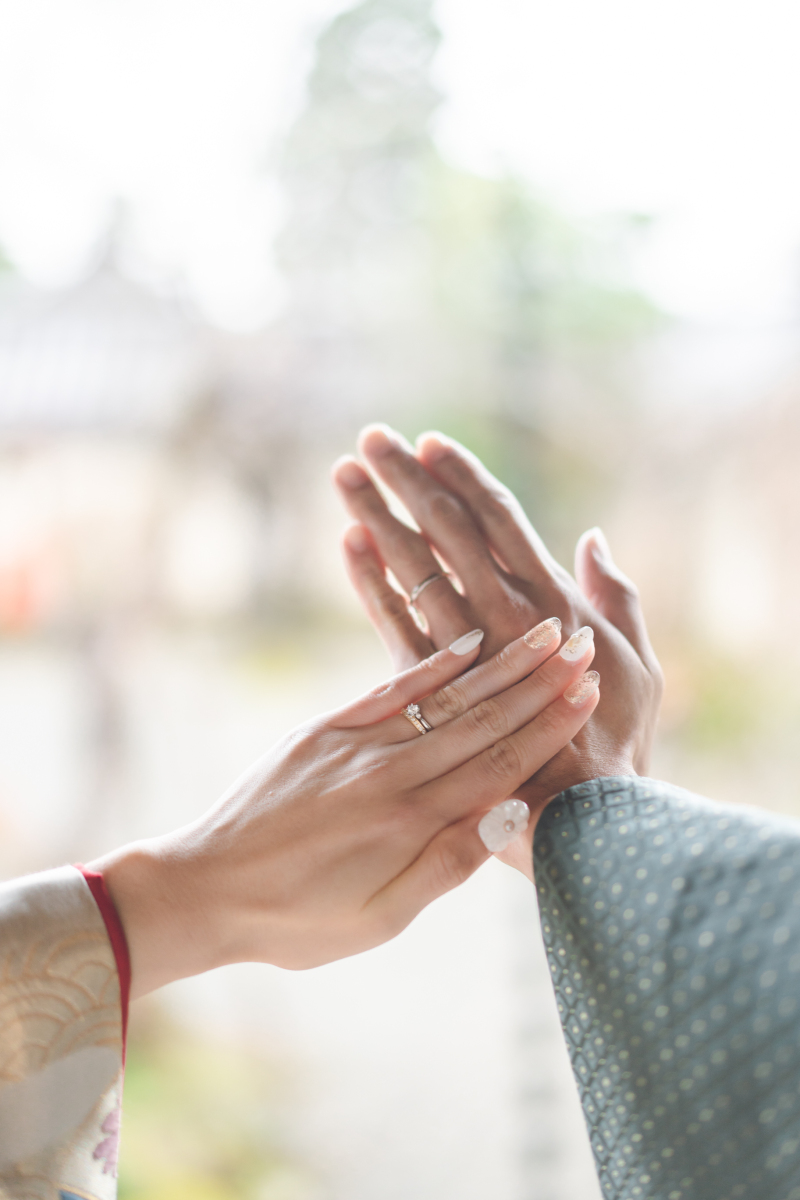 手と手を重ねて