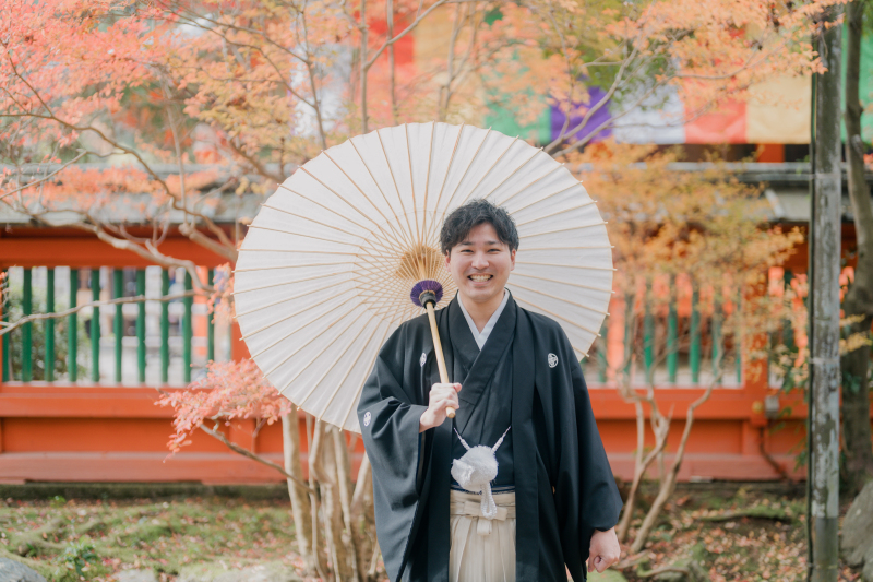 新郎のお衣装の「黒」と和傘の「白」