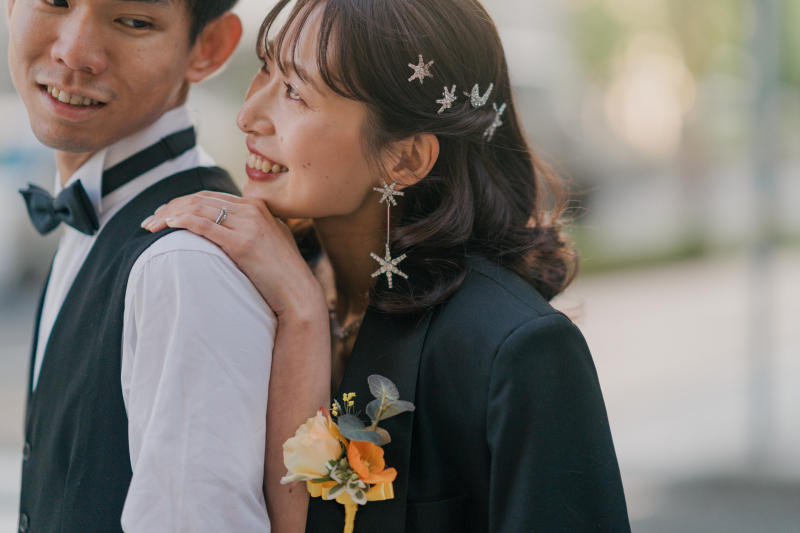 新郎様のジャケットを羽織って