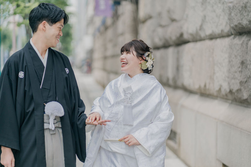 手を取り合って