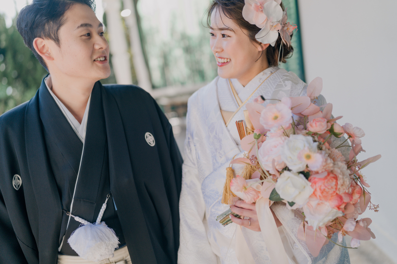 手を繋いだ延長線上の見つめ合い