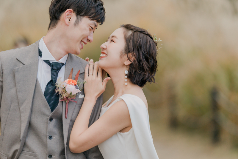 顔と顔が近づくおふたりらしい瞬間