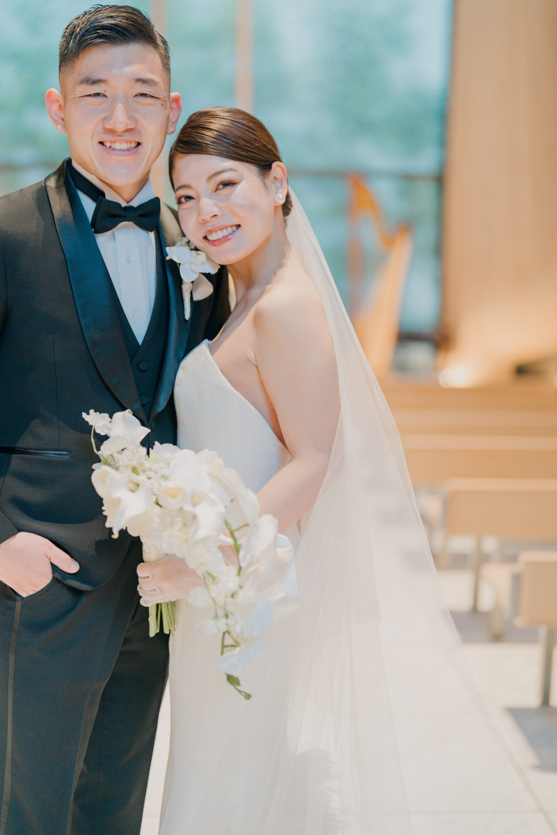 真っ黒なタキシードと純白のウェディングドレス