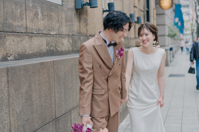 仲良く手を繋いで