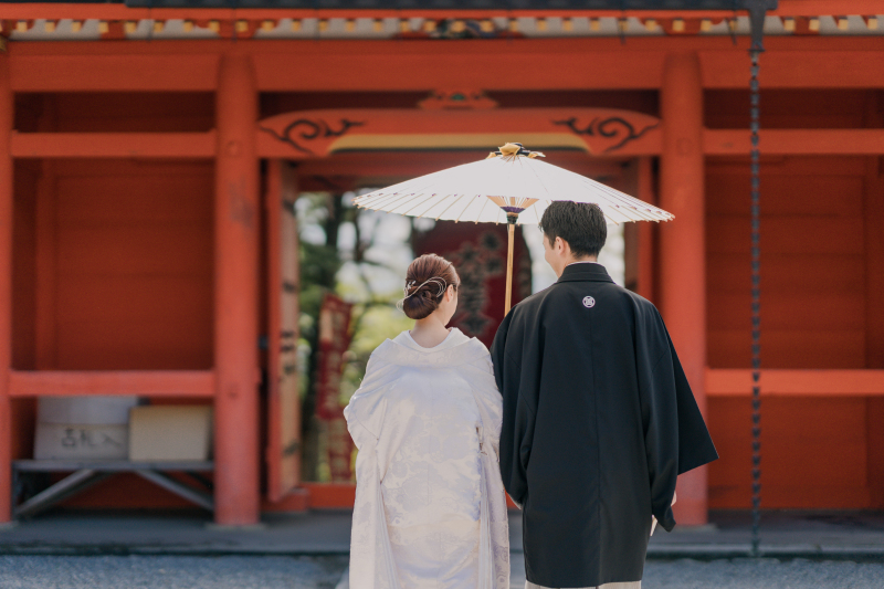 和装姿×朱色の建物が可愛い