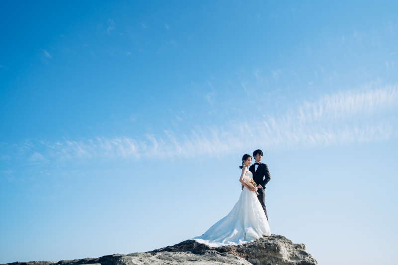 透き通った青い空でのウェディングフォト
