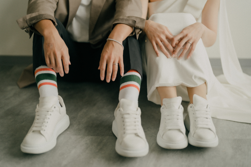 お揃いのスニーカーで