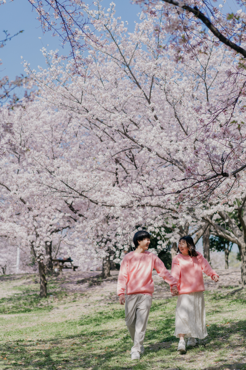 良いお天気の中、満開の桜に包まれて「鶴見緑地公園」も大賑わいでしたがおふたりらしい和やかなムードで撮影ができました!どの撮影を担当していても、笑顔の絶えない毎日が続くことを願っております。