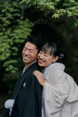 おふたりの心からの笑顔が弾ける、とっておきの一枚です！新緑の優しい光に包まれて、自然とこぼれたこの表情。。見返すたびに笑顔になれる、そんな温かい写真を残します。