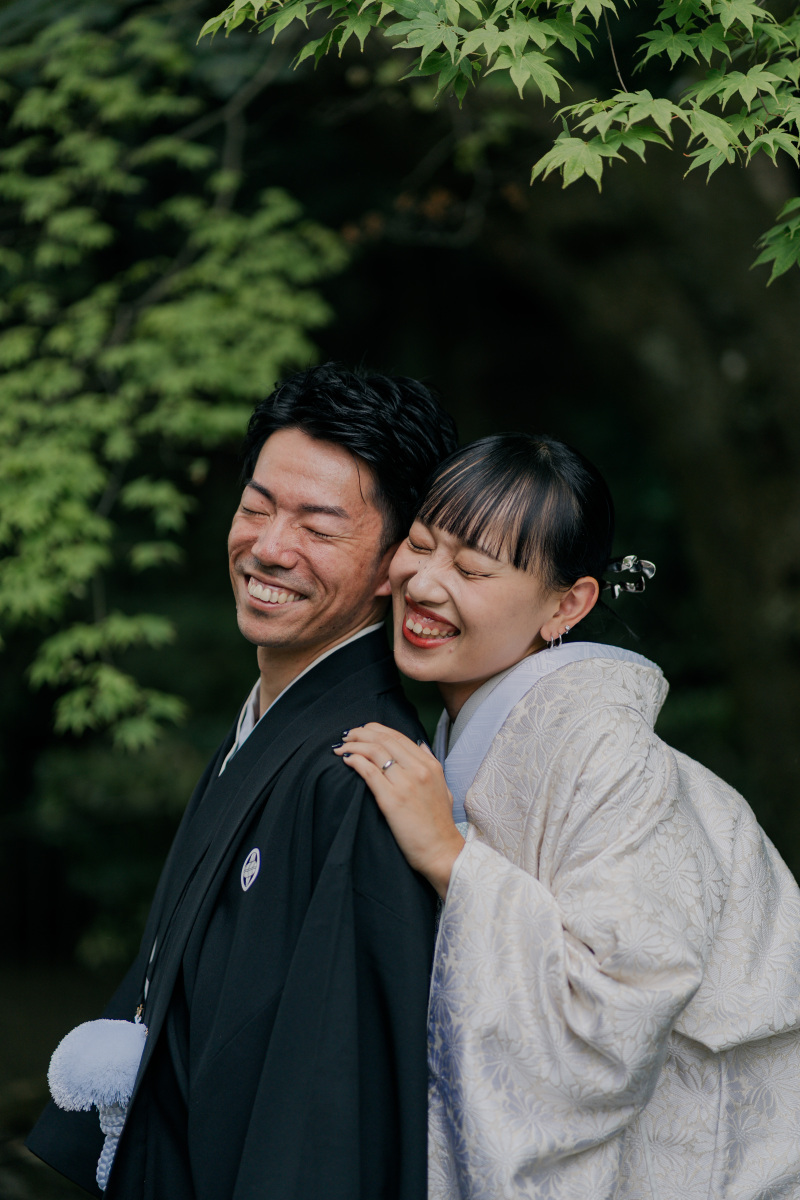 おふたりの心からの笑顔が弾ける、とっておきの一枚です!新緑の優しい光に包まれて、自然とこぼれたこの表情。。見返すたびに笑顔になれる、そんな温かい写真を残します。