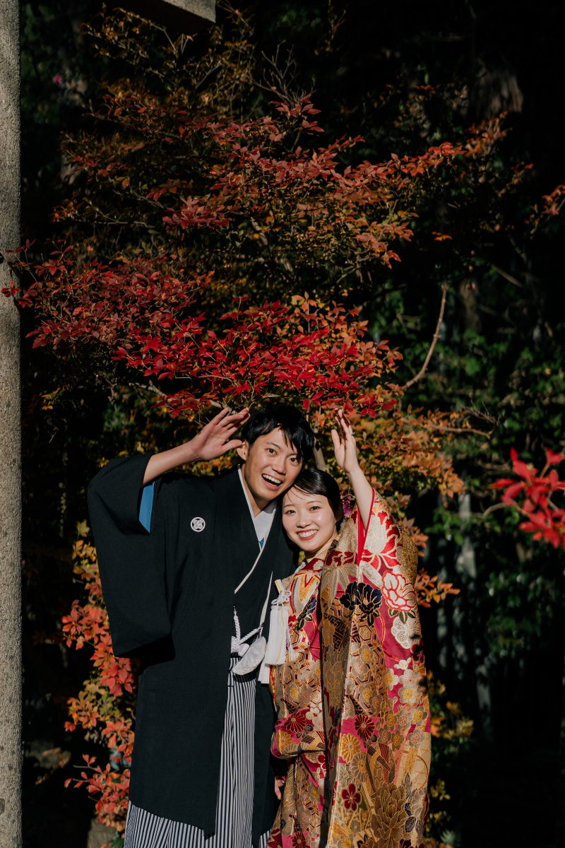 京都にある毘沙門堂で、紅葉時期に撮影をさせていただきました^^ユニークなポージングを沢山して下さるお二人。ご家族様もいらっしゃり、終始楽しい声が響き渡っていた1日でした!