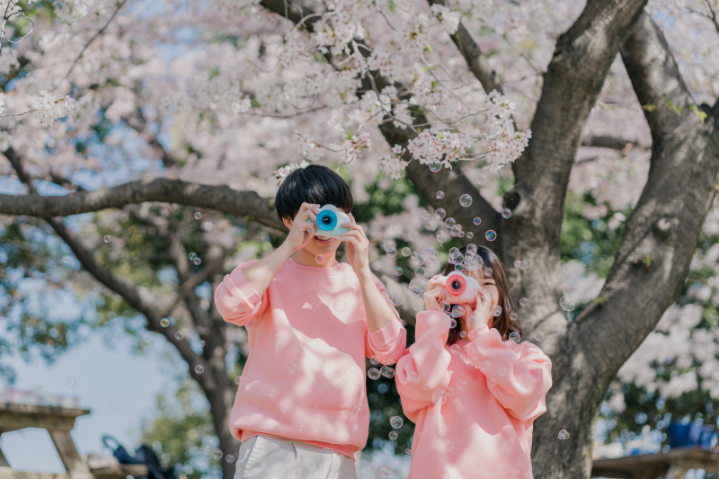 2023年4月に開催した「さくら撮影会」で担当させていただいたカップルフォト。ピンクのお揃いコーデで撮影にご参加。サングラスやシャボン玉などたくさんアイテムのご持参いただきました!