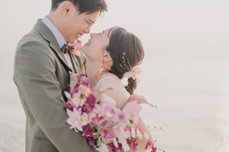 夏の時期にぴったりのお写真。お客様ご希望の「マーブルビーチ」にて撮影いたしました。おんぶしたり浜辺を走ったり・・お二人とも元気いっぱいの1日!少し陽が落ちてきたところも海撮影の素敵なところです。