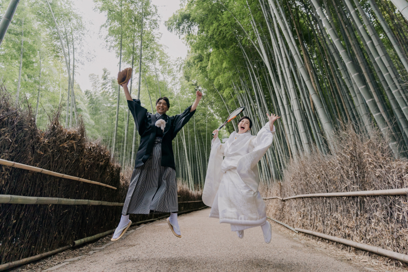 撮影時におふたりらしいアイテムをお持ちいただくことで他と被らない1枚に。天気が多少悪くてもここまで綺麗なお写真の仕上がりとなります。小雨の中でも元気いっぱいの笑顔で撮影を楽しんでいただけました!