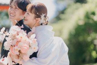 新婦様が新郎様にギュッと抱きついて！撮影中は会話をしながらお二人に楽しんでいただくことをモットーにコンセプトでもある"優しい写真"を撮影させていただきます＊