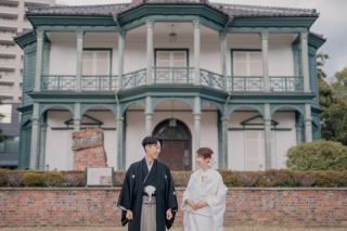 冬の前撮り撮影をさせていただいたおふたり。公式LINEでのお打ち合わせの段階から弊社での撮影を楽しみにしていただいておりました。寒さ対策やコーディネートなど細かくご案内させていただきました。