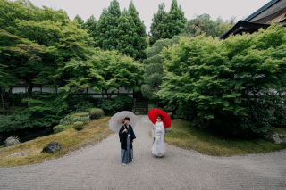 和装での撮影は少し身構えてしまいがちですが、おふたりがリラックスして撮影そのものを楽しんでいただけるよう、会話や空気感を大切にしています。