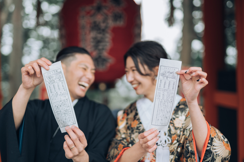 楽しそうなおみくじ開封シーン。お衣装がお似合いで笑顔の絶えない素敵なおふたり!撮影時のポージングの要望にも上手に答えていただきました。おふたりらしい撮影でこちらも楽しませていただいた1日。