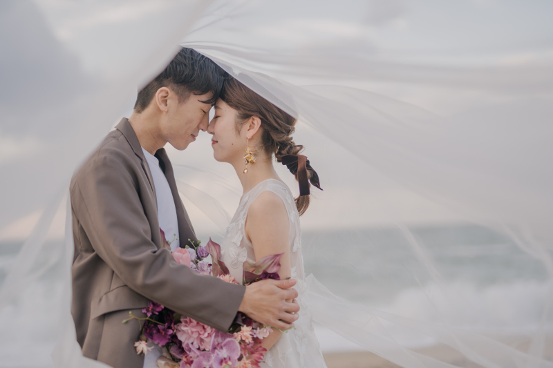 慶野松原でのベールを使ったショットがとても素敵でした。おふたりにピッタリかと思いカメラマン担当は【田中】にさせていただきました。強風の中ベールを抑えてみんなで和気あいあいと撮影したと伺いました。