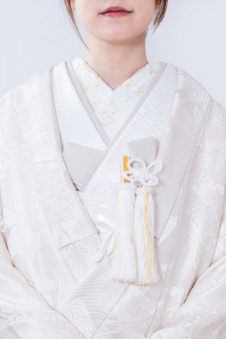 白無垢+ベージュ小物+刺繡襟（黄色花）