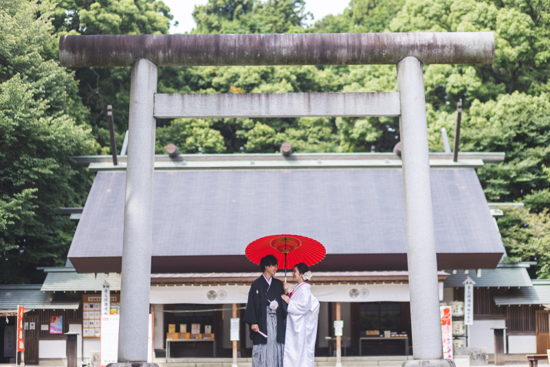 壮大で厳かな鳥居と社殿をバックに！