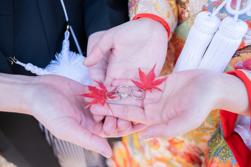 もみじを添えたお手元での指輪ショット♡