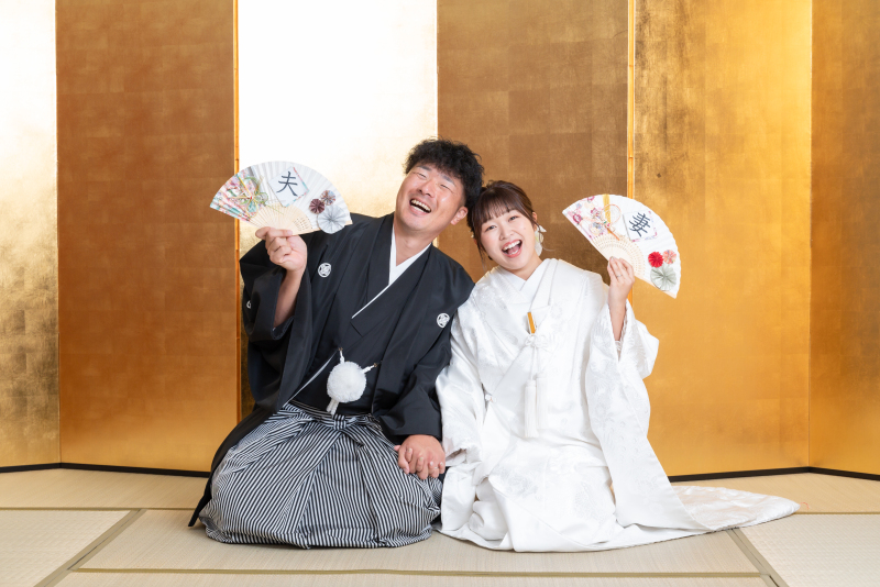 定番の金屛風前で