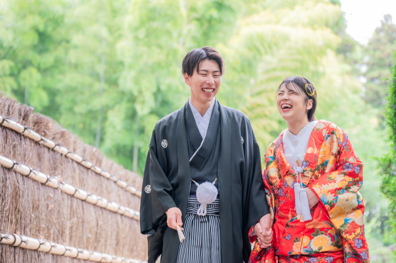 偕楽園藁の塀の前にて