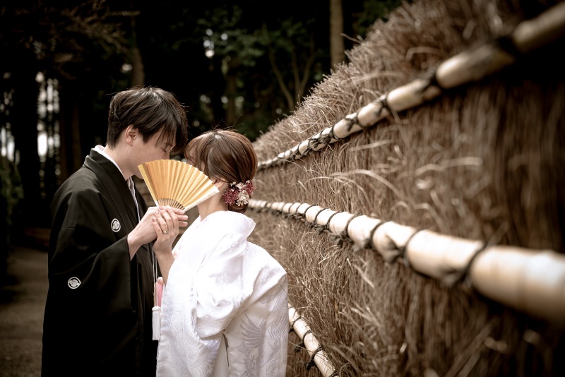 扇子で顔隠しショット