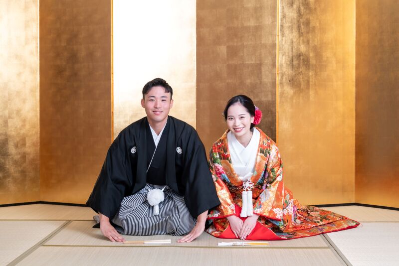 ロケーション前に金屛風で1枚