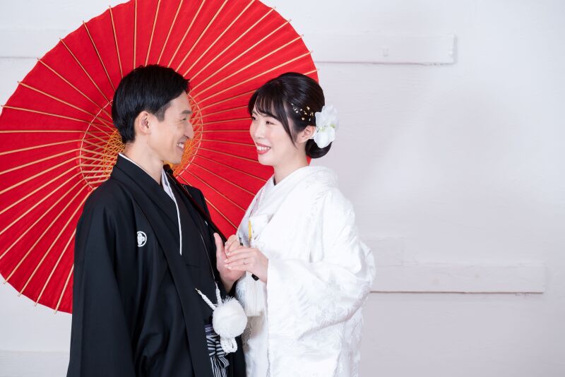 漆喰背景と番傘で