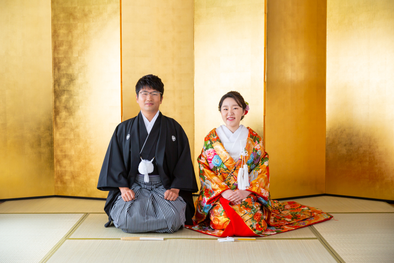 金屏風の前で定番の正座スタイル