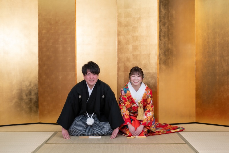 定番の金屏風前で...