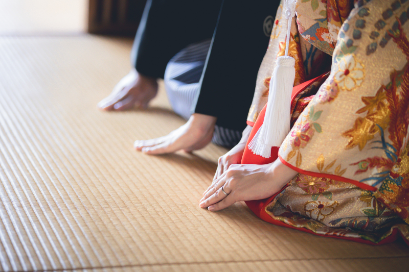 和室で定番正座ポーズ