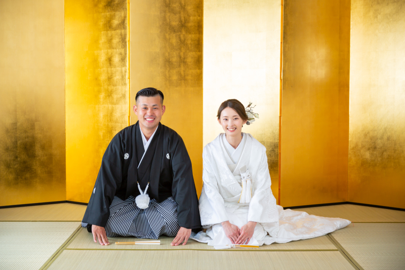 まずはスタジオ内の金屛風前で