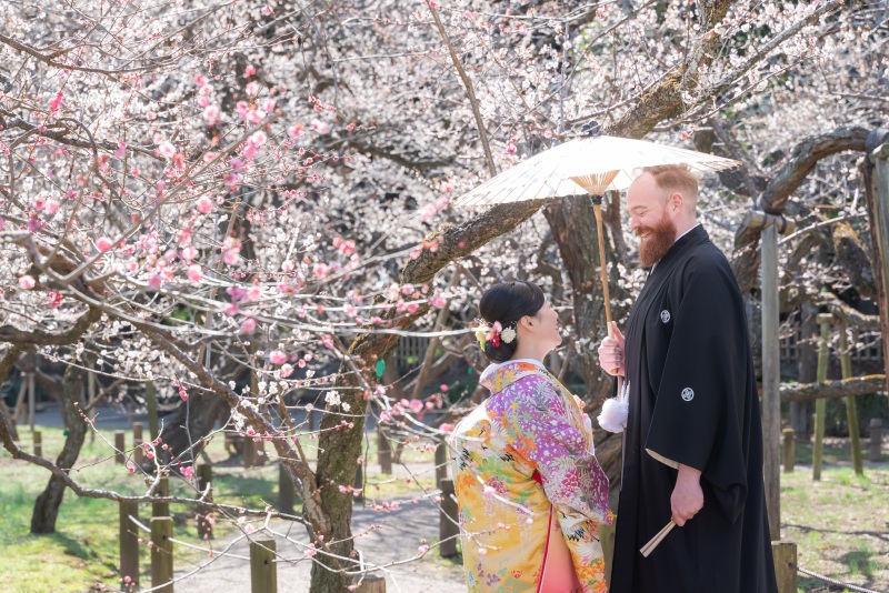 慣れない和装姿のご新郎様も...