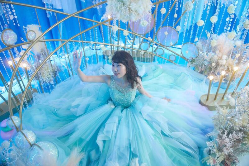 バルコニーのブルードレスの婦人背景 姉妹二人並んでピアノの連弾コンクールに出場。ティファニー