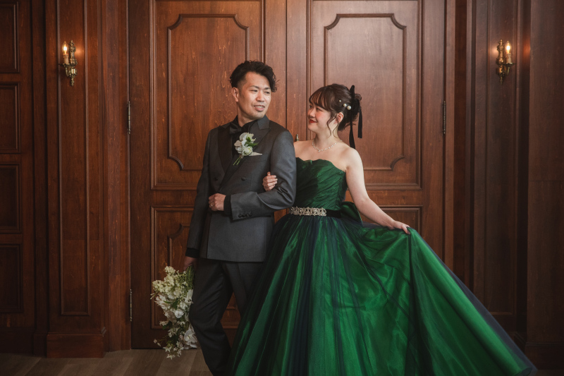 クラシカルな扉の前で、ロマンティックに