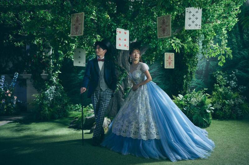 木にトランプを吊るしてアリスの世界へ♪