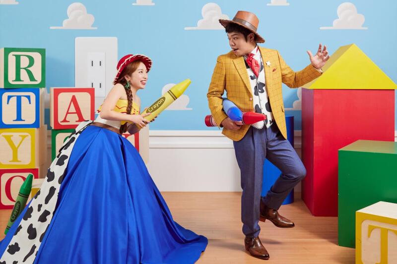 お部屋に置いてあるクレヨンを持って撮影！