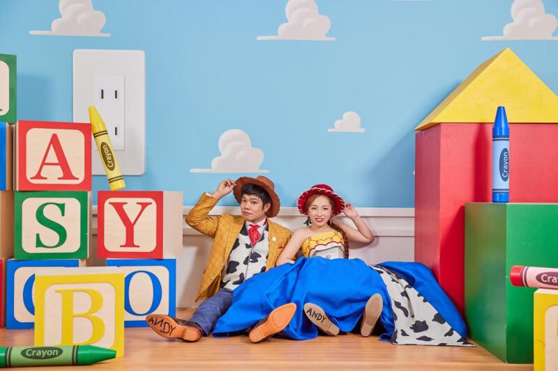 座ってポージング！