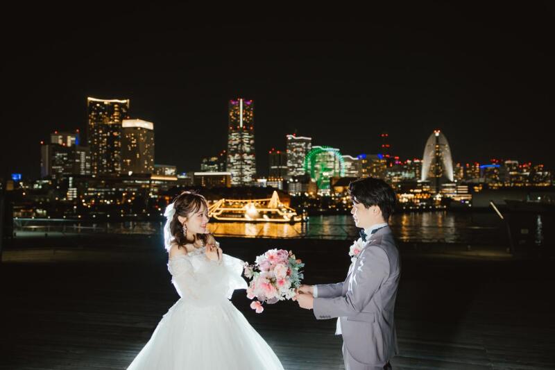 横浜の夜景をバックに___