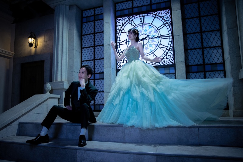 ドレスがふわりとなびくワンカット