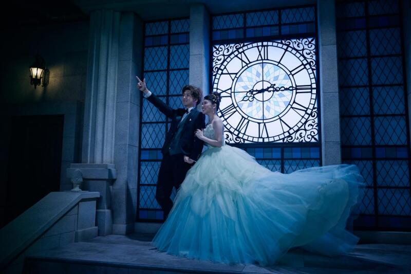 時計台から街を指差すイメージで！