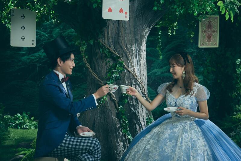 カップを持ってティーパーティー！