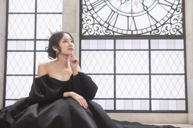 時計の背景をバックに撮影